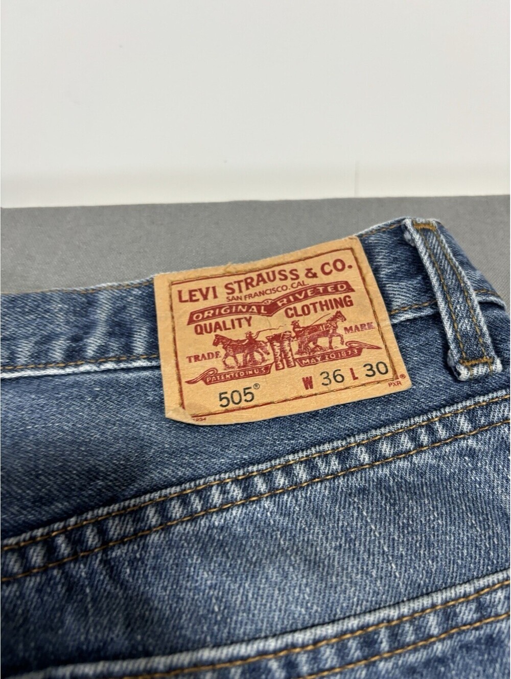 Levi's Jeans Mens Size 36x30 Blue 505 Regular Fit Straight Leg Medium Wash Denim - Picture 15 of 15